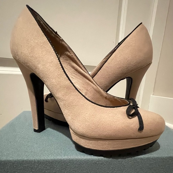 Gorgeous tan suede heels - Picture 2 of 7